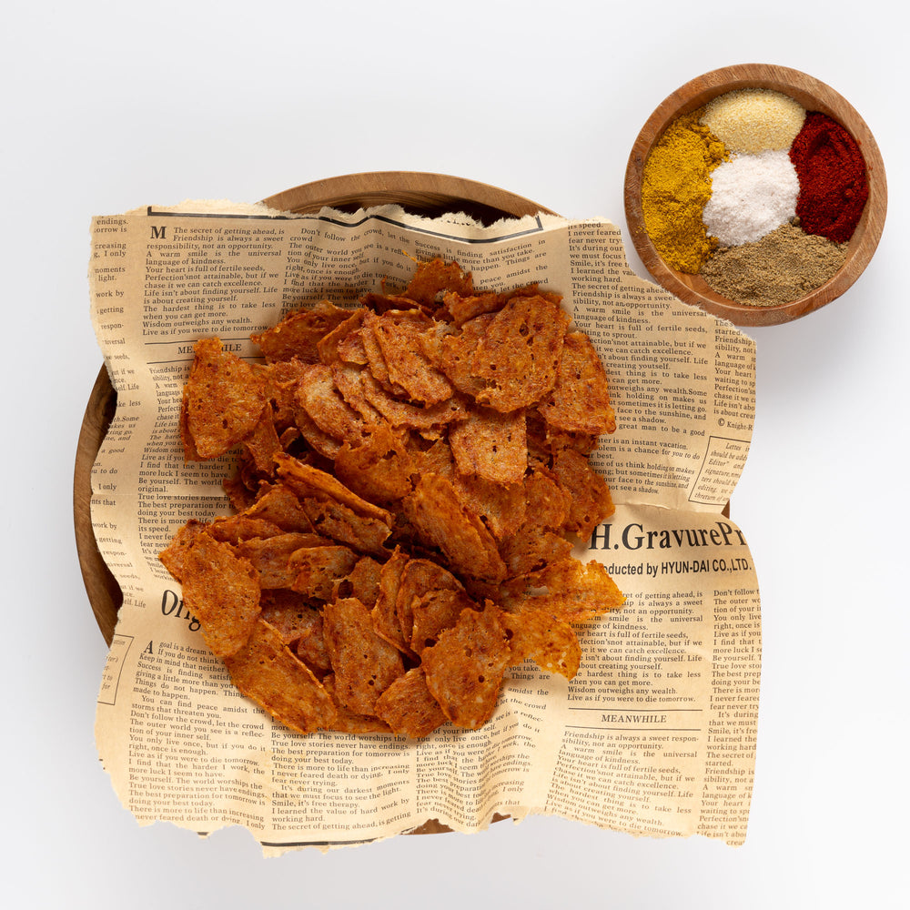 Golden-brown original chicken crisps served in a wooden bowl with dipping sauce – natural protein snack option